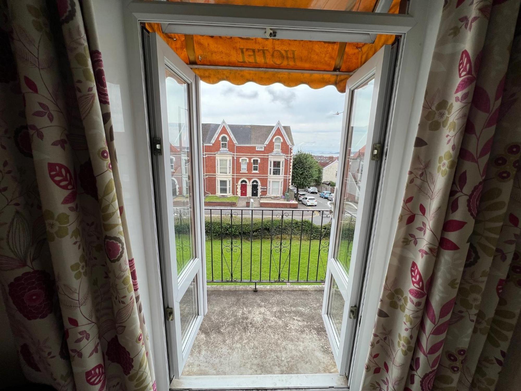 Hurst Dene Aparthotel Swansea Esterno foto